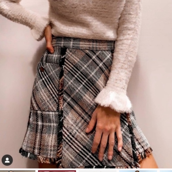 Zara Tweed Mini Skirt with Gold Button Detail - Picture 2 of 5